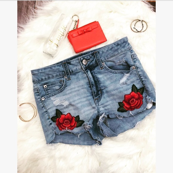 American Eagle Outfitters Pants - Distressed Denims w/ 🌹Detail